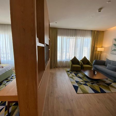 The Bentley Luxury Hotel & Suites Doha Ngoại thất bức ảnh A suite at the hotel