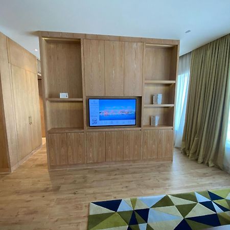 The Bentley Luxury Hotel & Suites Doha Ngoại thất bức ảnh A television in a hotel room