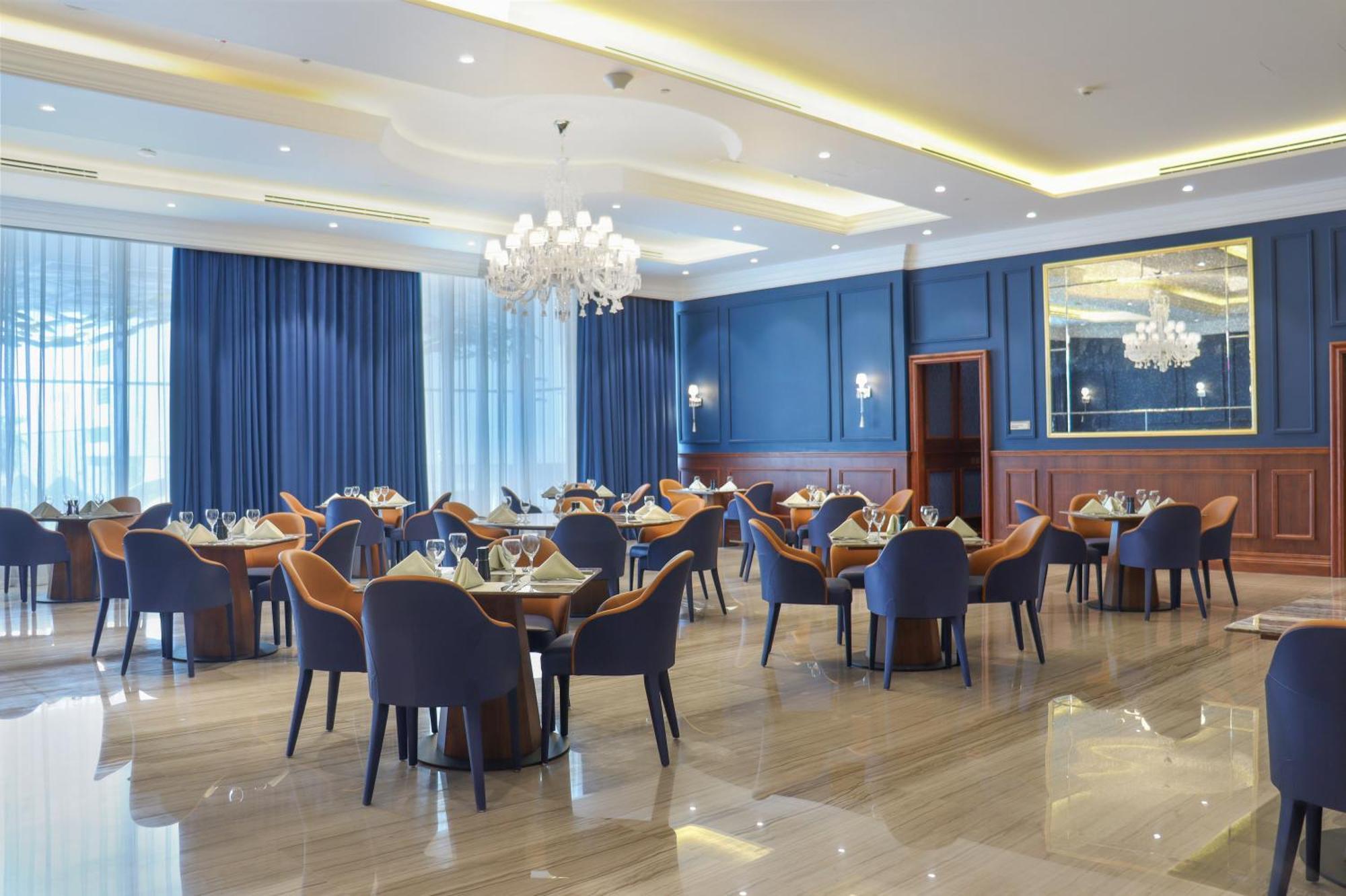 The Bentley Luxury Hotel & Suites Doha Ngoại thất bức ảnh The restaurant at the hotel