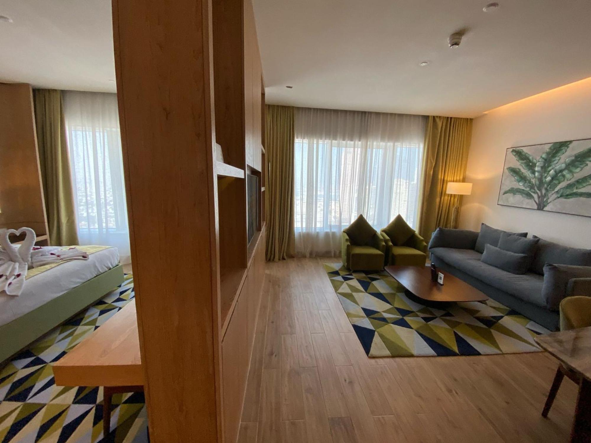 The Bentley Luxury Hotel & Suites Doha Ngoại thất bức ảnh A suite at the hotel