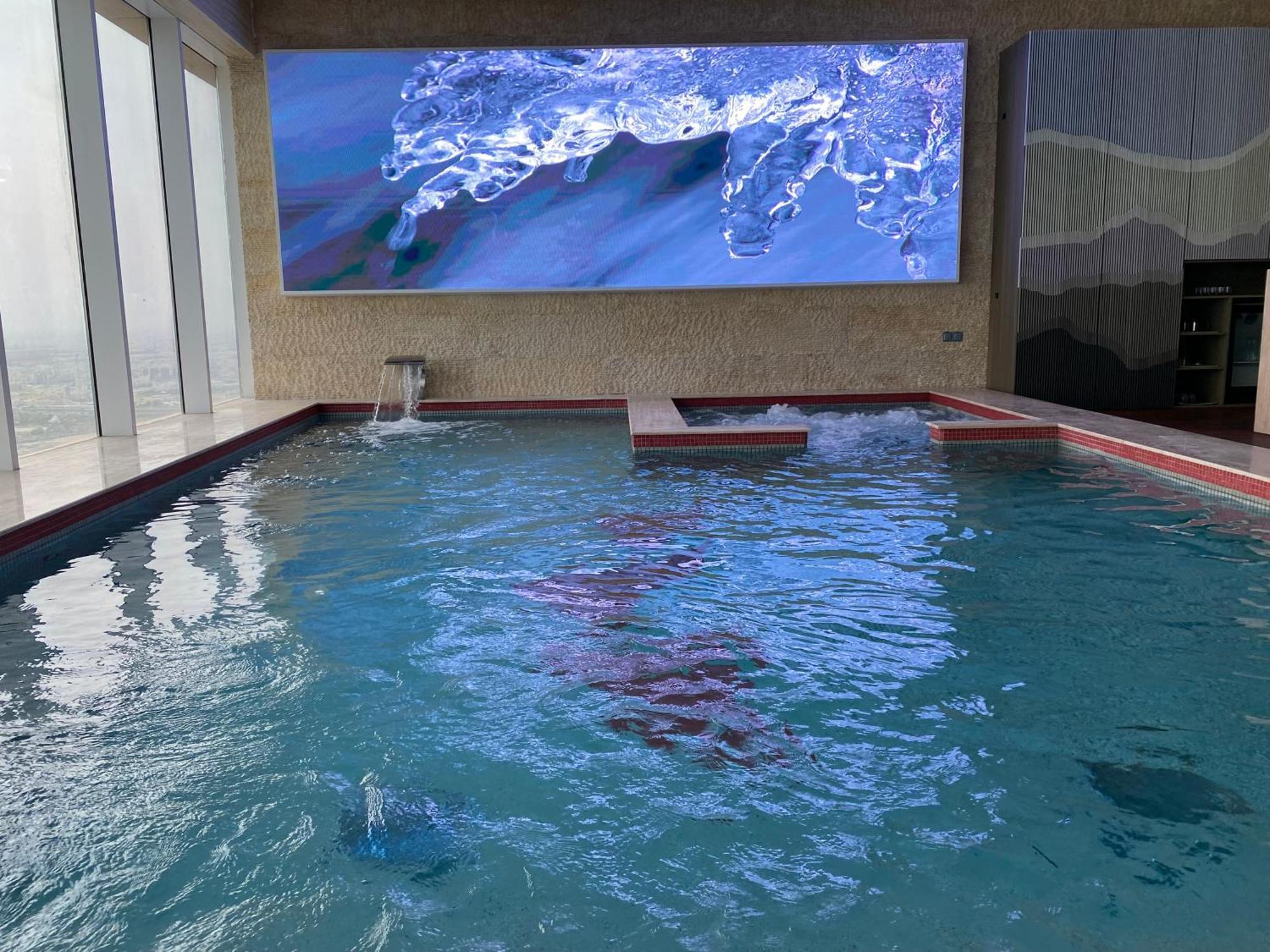 The Bentley Luxury Hotel & Suites Doha Ngoại thất bức ảnh The indoor pool